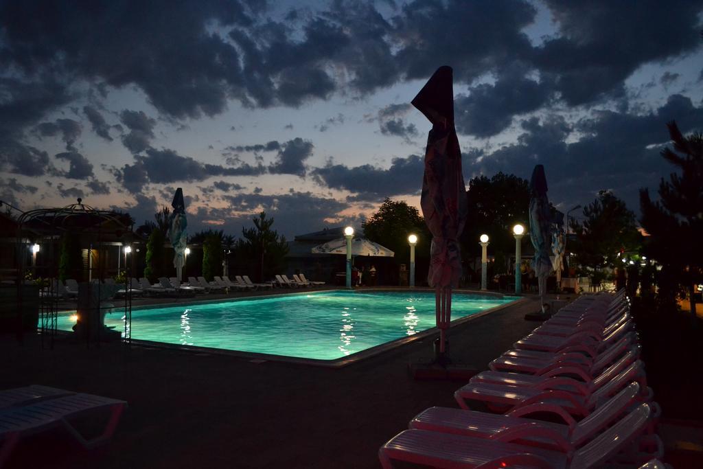 Hotel Doi Taurasi Afumaţi Exterior foto